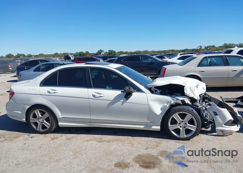 2011 Mercedes-Benz C 300 Luxury/Sport z USA, uszkodzony, nr VIN WDDGF5EB2BA420933